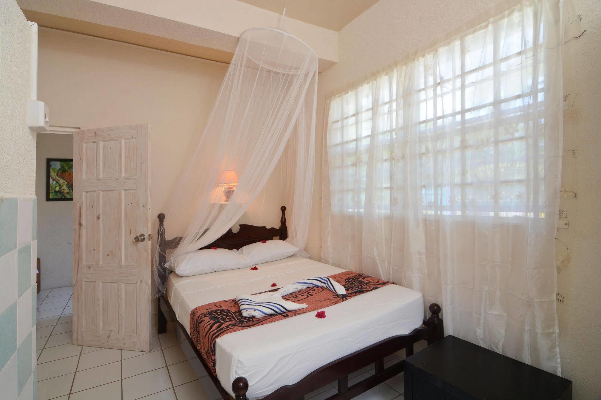 Keegans Beachside Hotel Bequia Island Luaran gambar